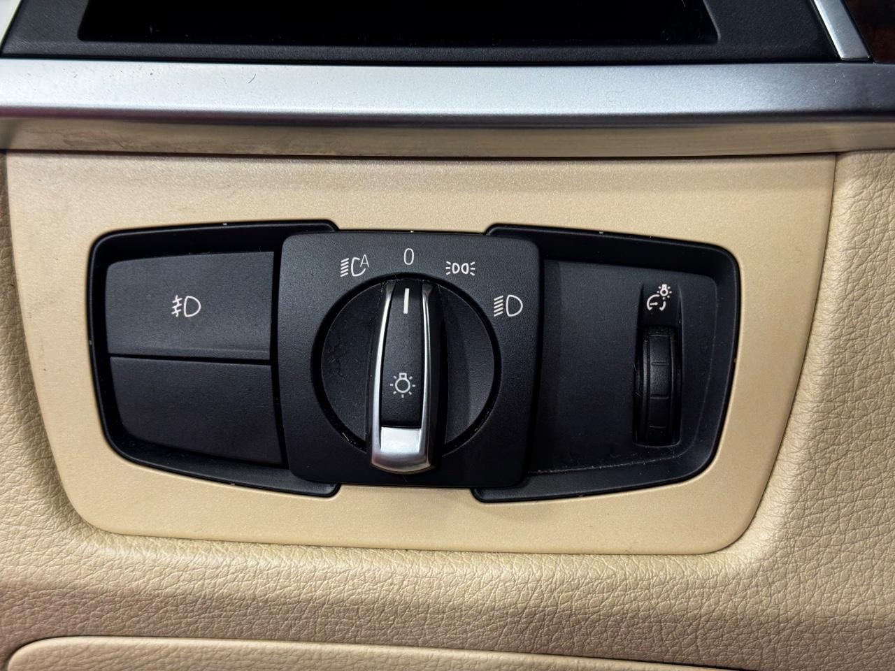 BMW 3 Series Vehicle Full-screen Gallery Image 17