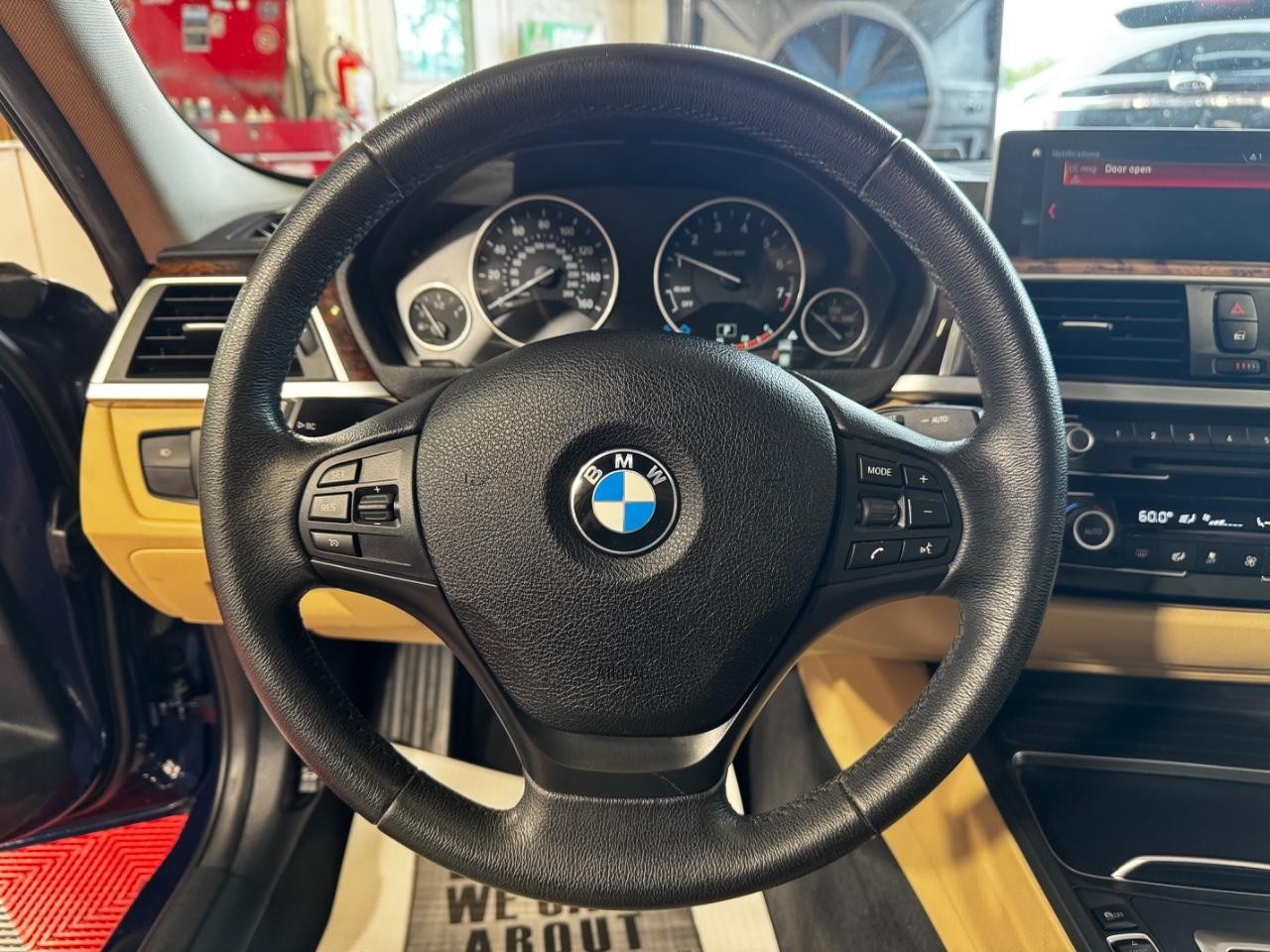 BMW 3 Series Vehicle Full-screen Gallery Image 18