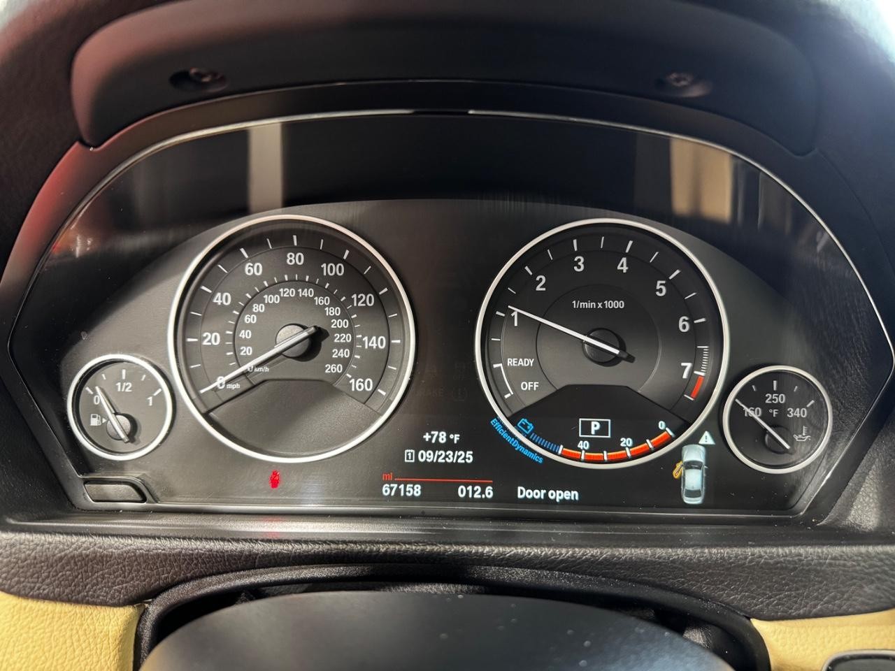 BMW 3 Series Vehicle Full-screen Gallery Image 19