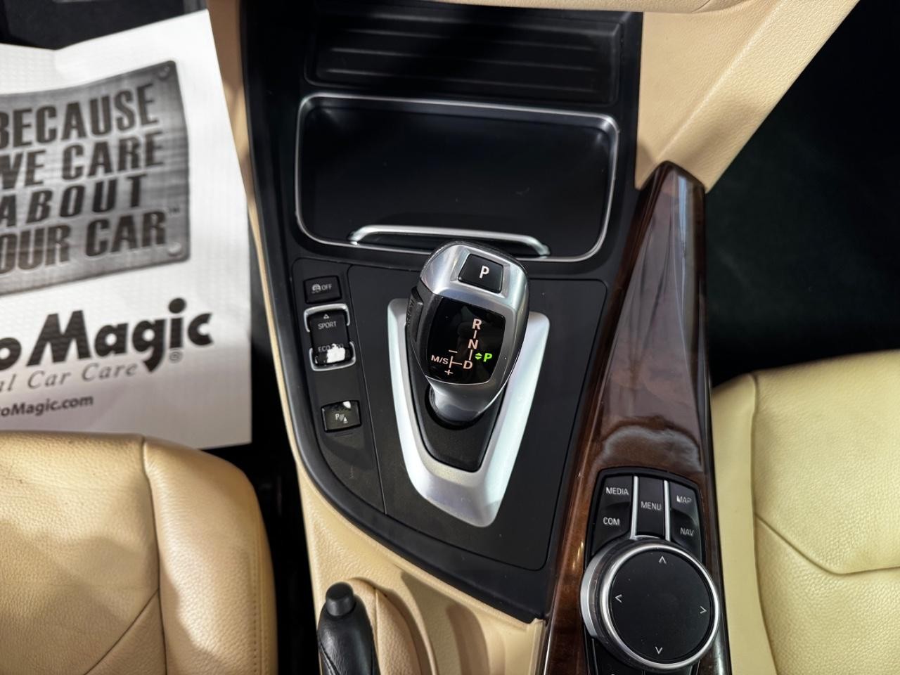 BMW 3 Series Vehicle Full-screen Gallery Image 22