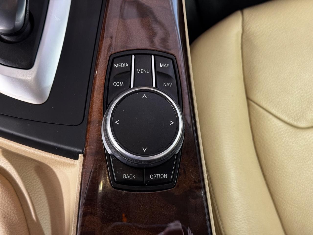 BMW 3 Series Vehicle Full-screen Gallery Image 23