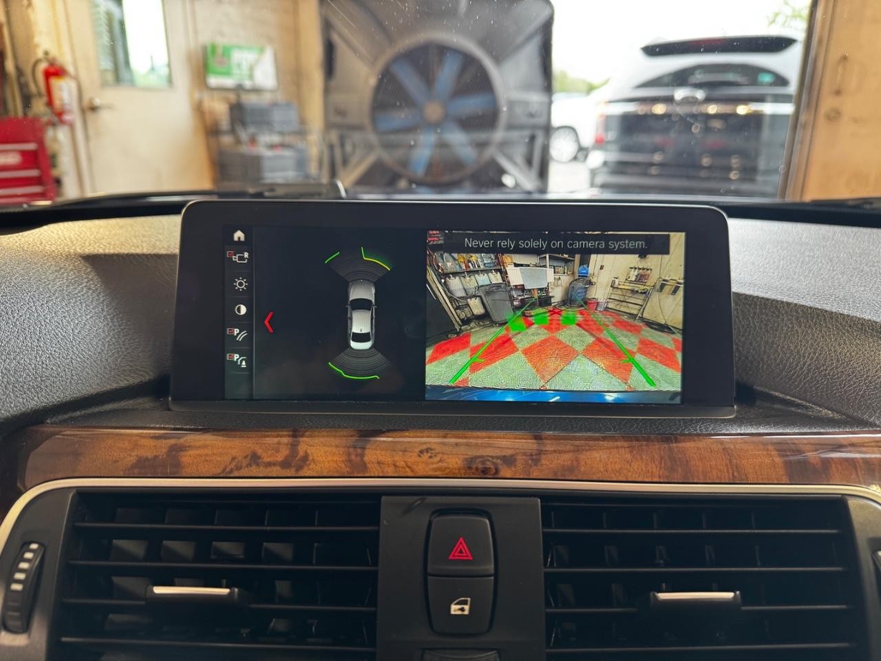 BMW 3 Series Vehicle Full-screen Gallery Image 24