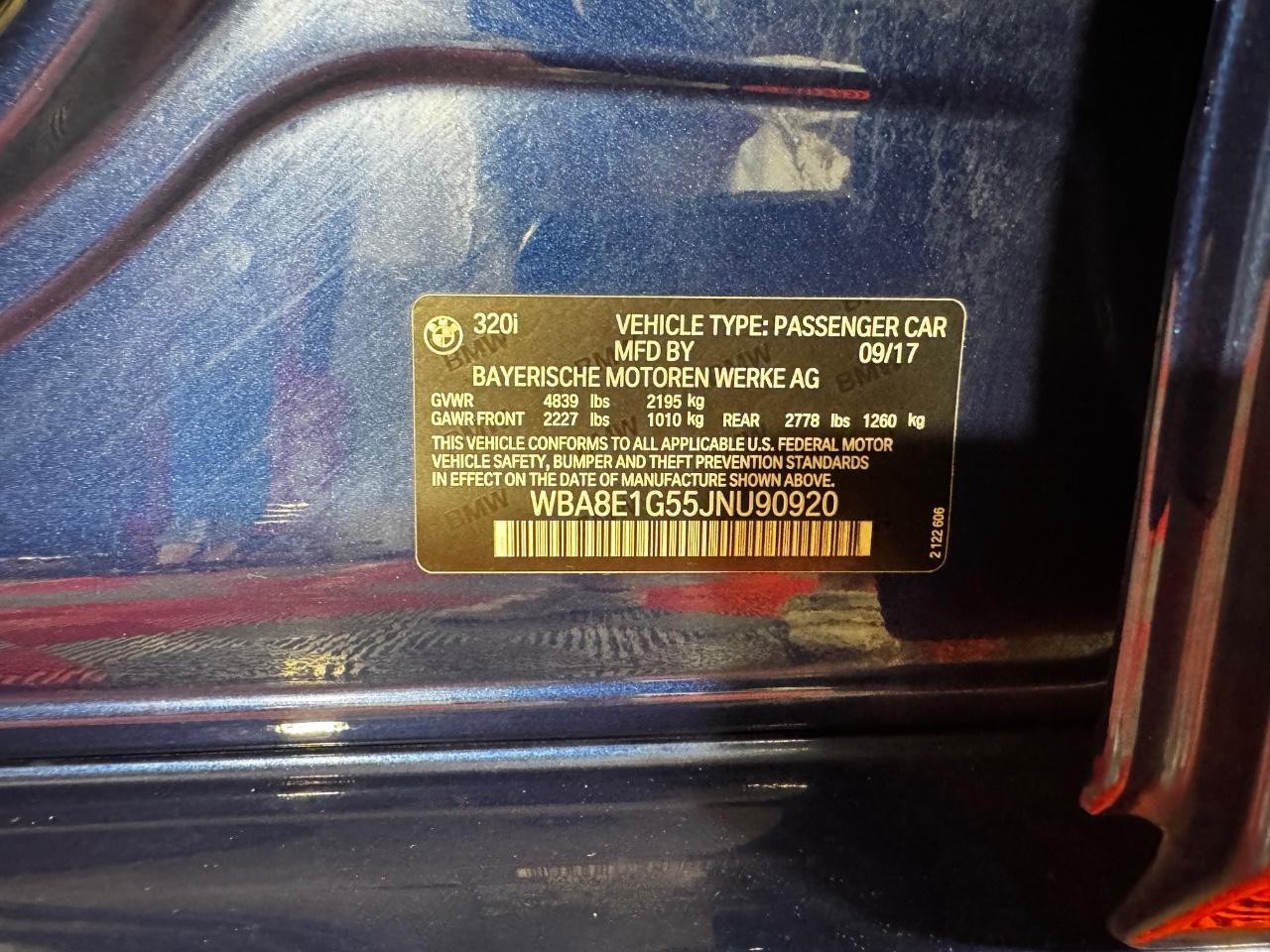 BMW 3 Series Vehicle Full-screen Gallery Image 25