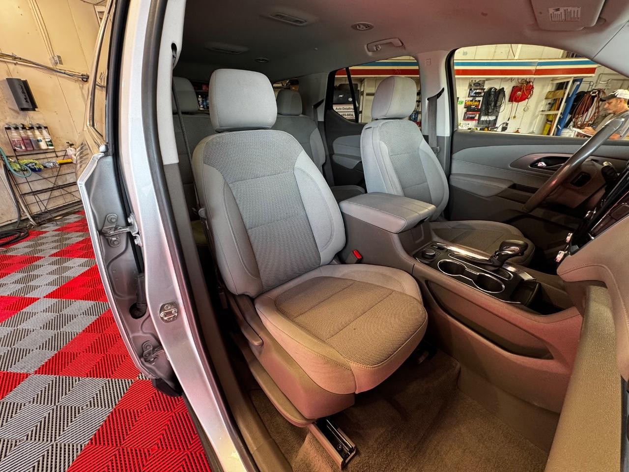 Chevrolet Traverse Vehicle Full-screen Gallery Image 09