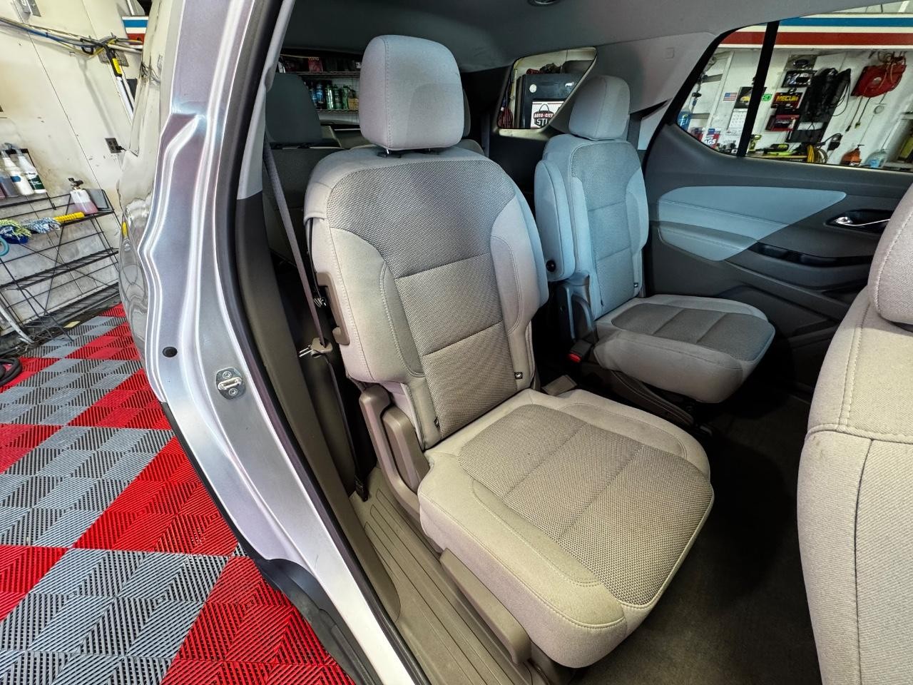 Chevrolet Traverse Vehicle Full-screen Gallery Image 10