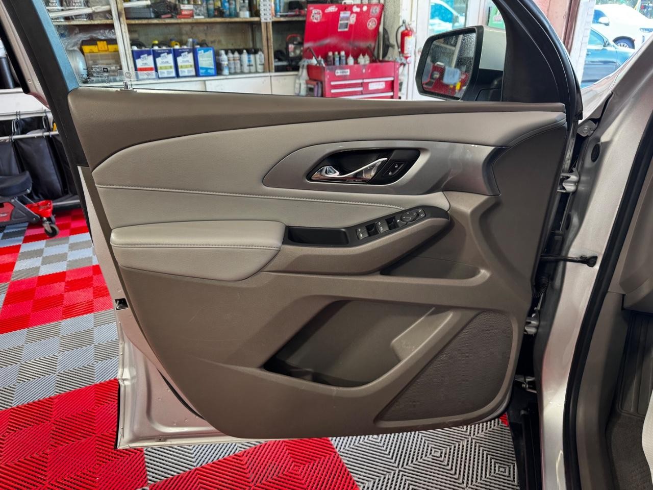 Chevrolet Traverse Vehicle Full-screen Gallery Image 15