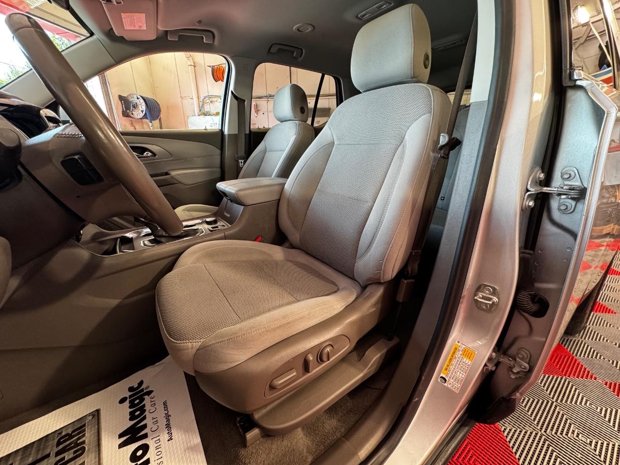 Chevrolet Traverse Vehicle Full-screen Gallery Image 16