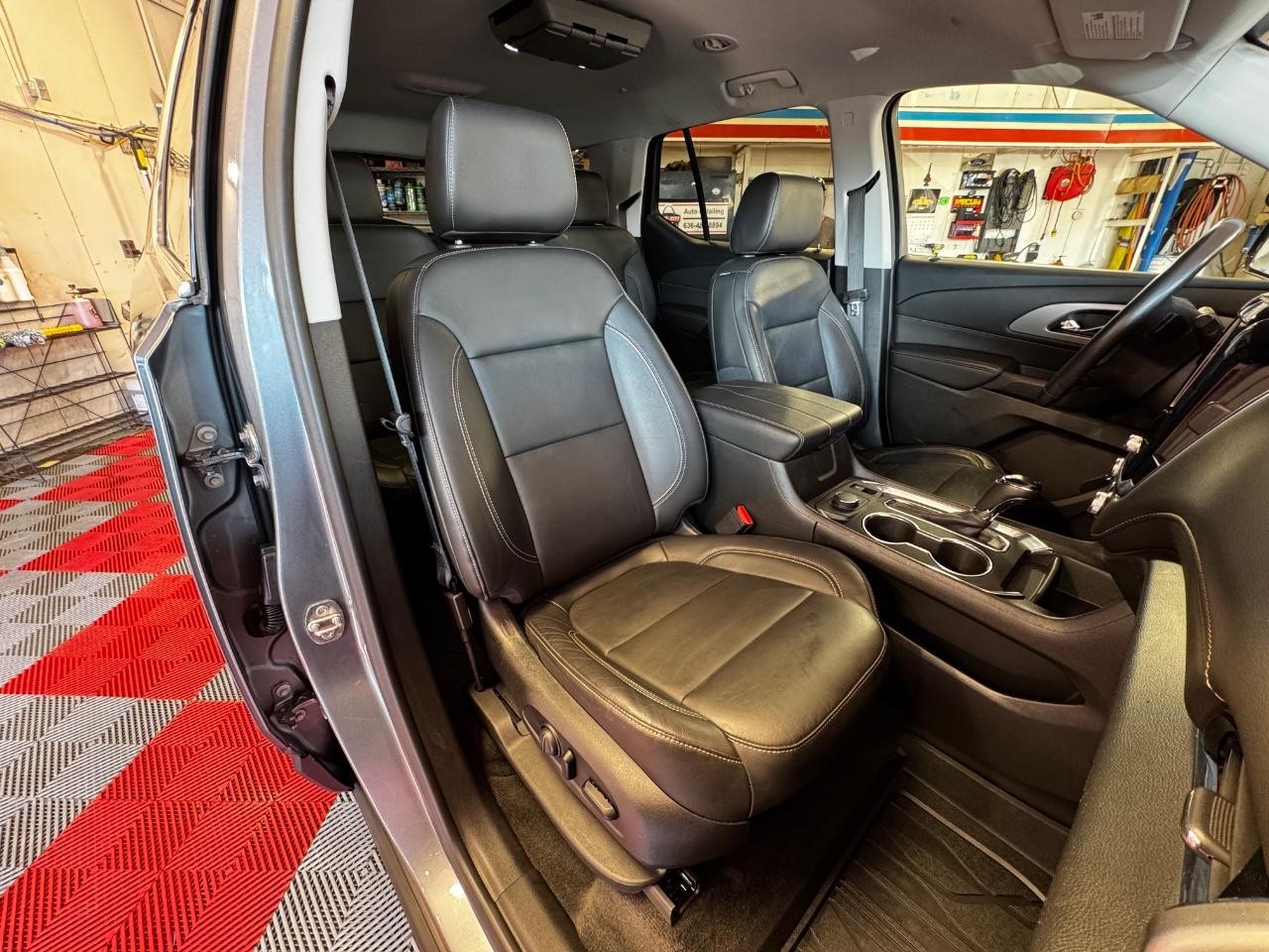 Chevrolet Traverse Vehicle Full-screen Gallery Image 09