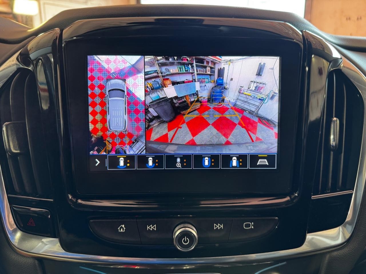 Chevrolet Traverse Vehicle Full-screen Gallery Image 26