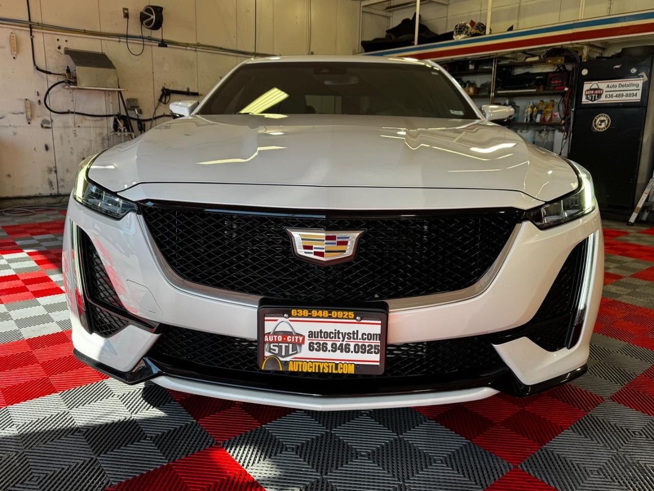 Cadillac CT5 Vehicle Full-screen Gallery Image 02