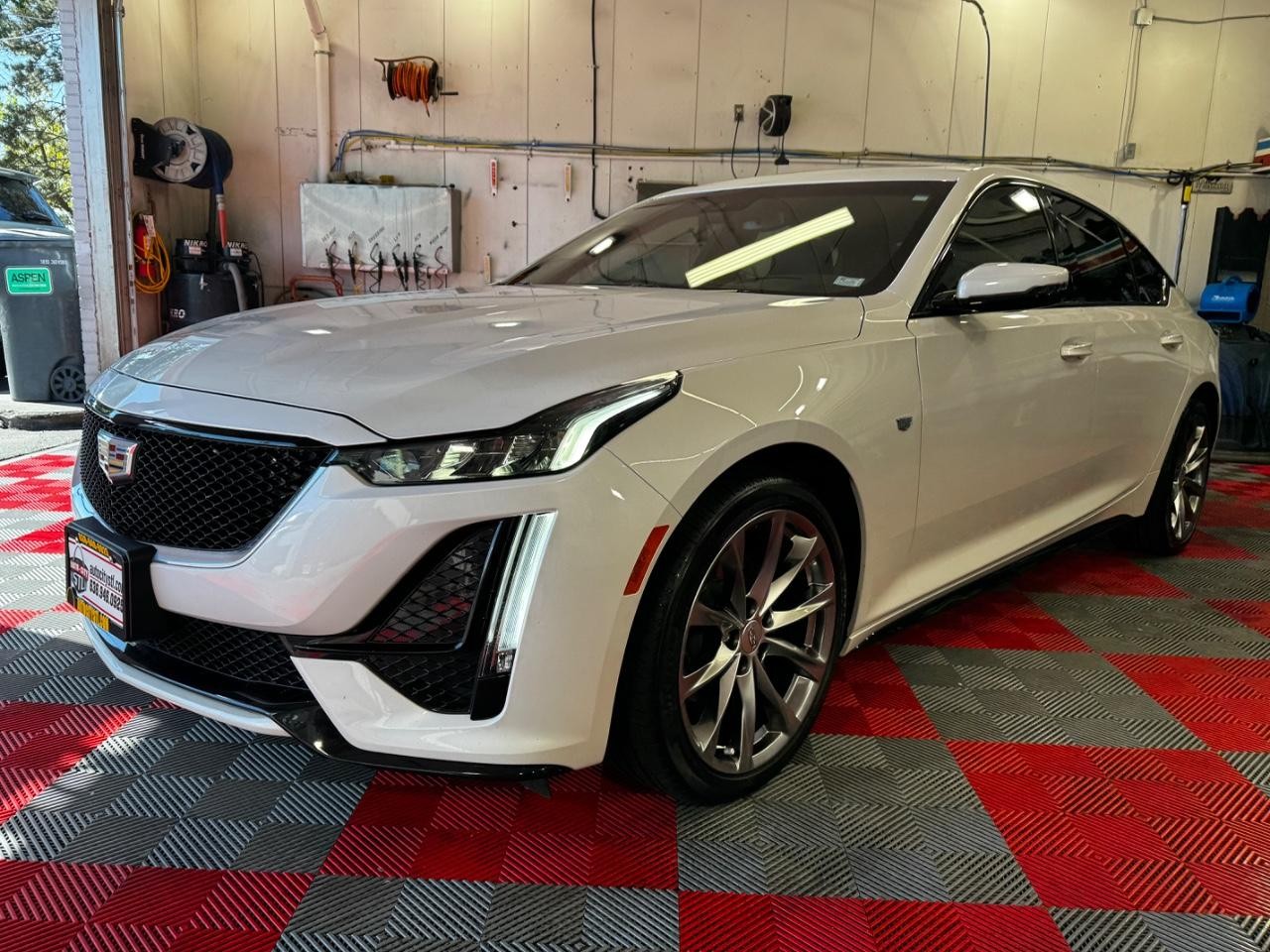 Cadillac CT5 Vehicle Full-screen Gallery Image 03