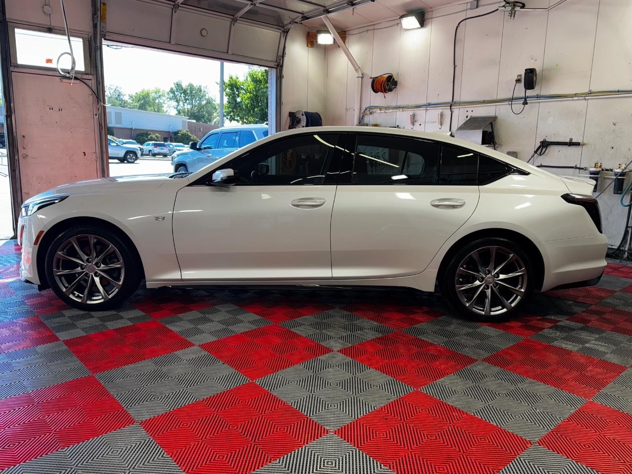 Cadillac CT5 Vehicle Full-screen Gallery Image 04