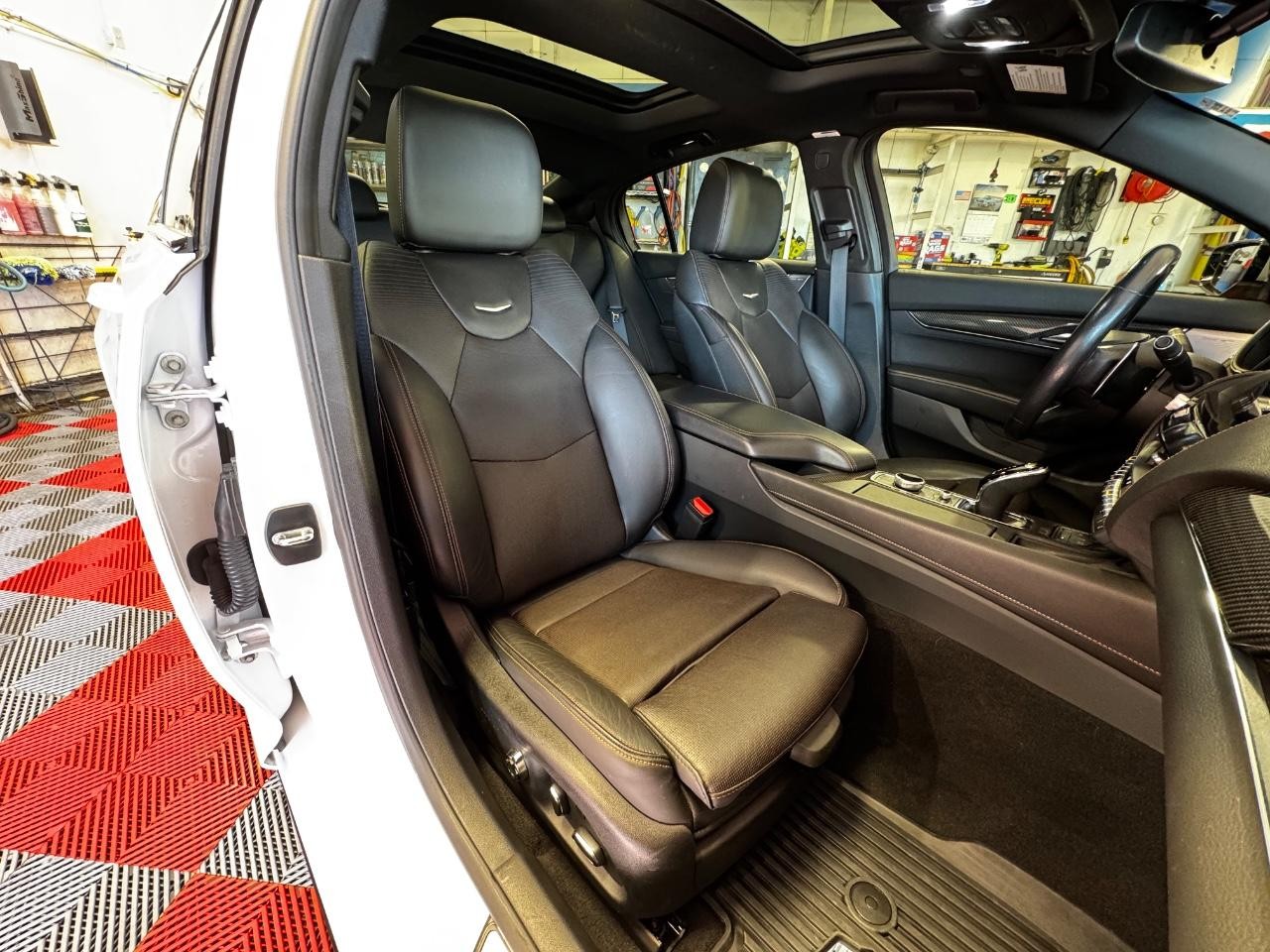 Cadillac CT5 Vehicle Full-screen Gallery Image 09