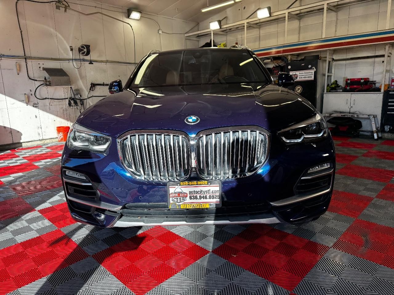 BMW X5 Vehicle Full-screen Gallery Image 02