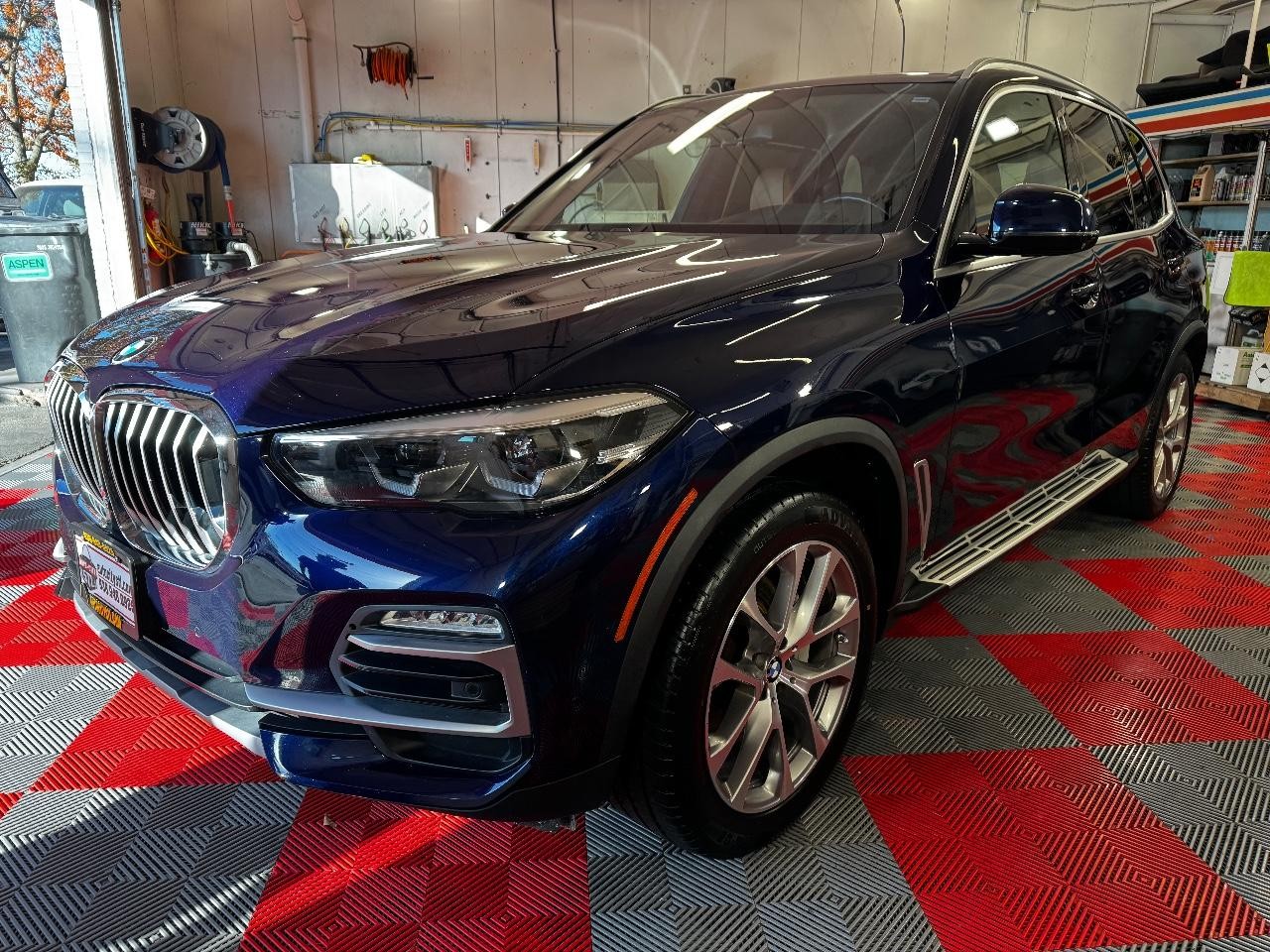 BMW X5 Vehicle Full-screen Gallery Image 03