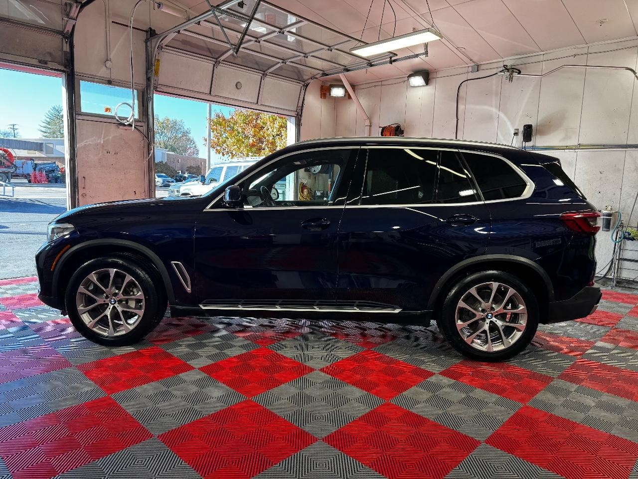 BMW X5 Vehicle Full-screen Gallery Image 04