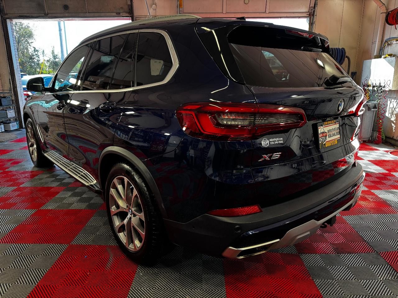 BMW X5 Vehicle Full-screen Gallery Image 05