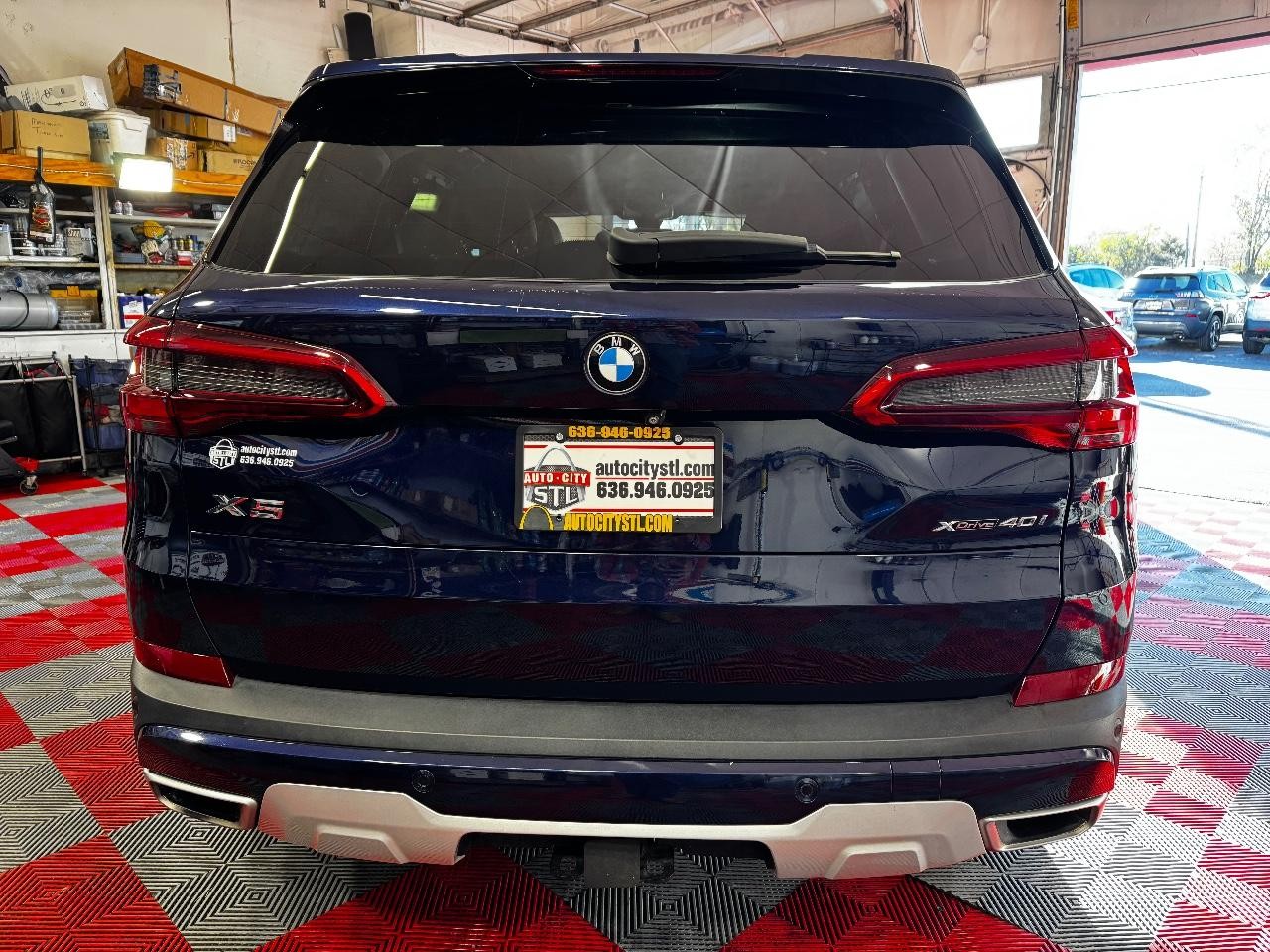 BMW X5 Vehicle Full-screen Gallery Image 06