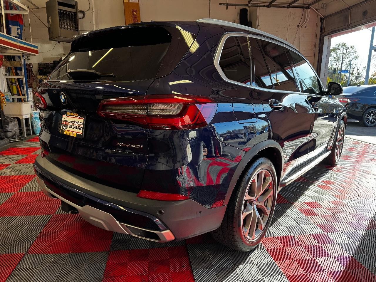 BMW X5 Vehicle Full-screen Gallery Image 07