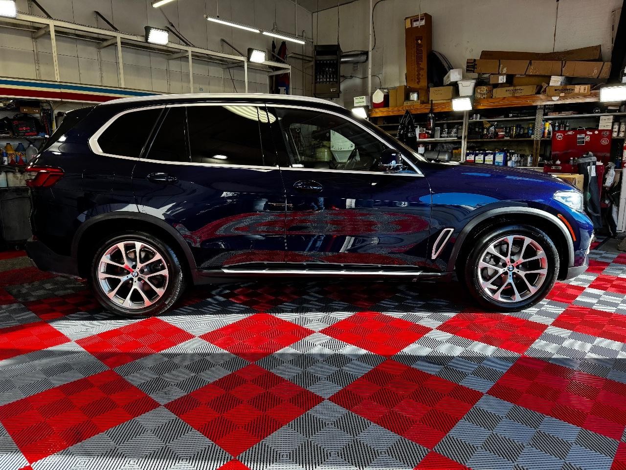 BMW X5 Vehicle Full-screen Gallery Image 08