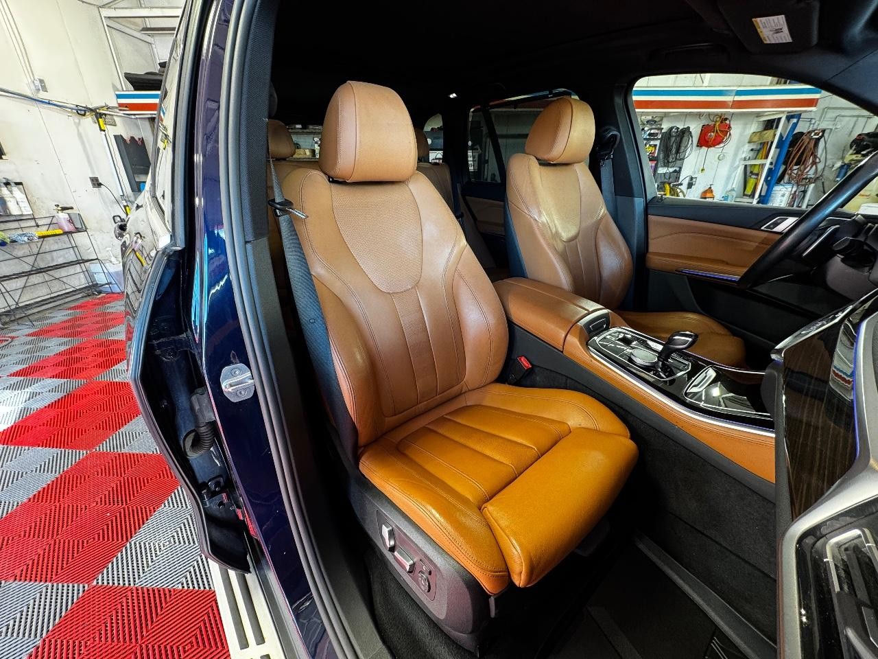 BMW X5 Vehicle Full-screen Gallery Image 09