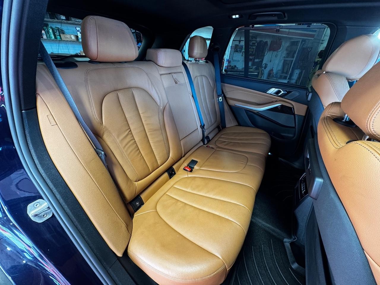 BMW X5 Vehicle Full-screen Gallery Image 10