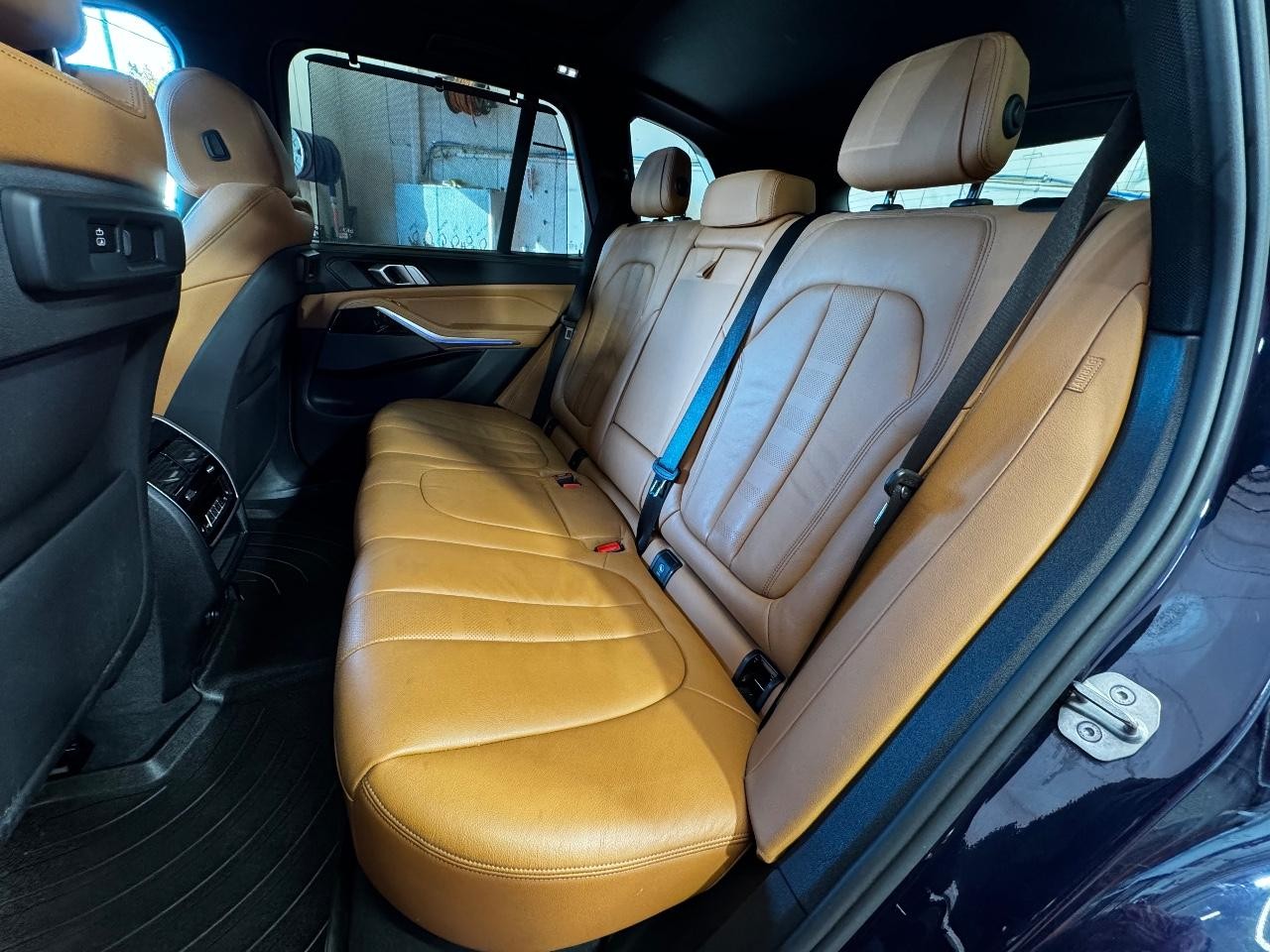 BMW X5 Vehicle Full-screen Gallery Image 12