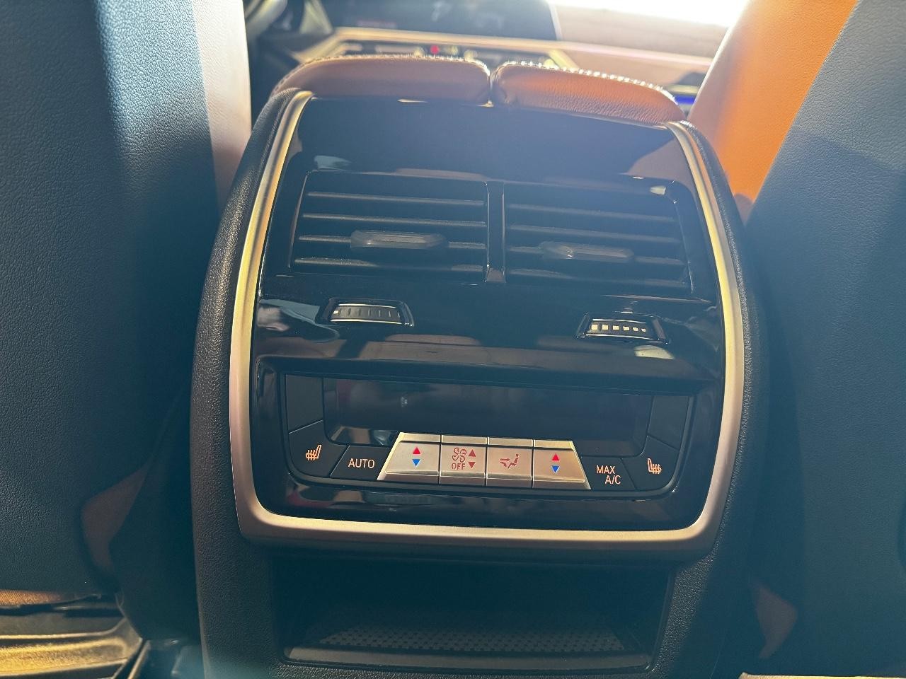 BMW X5 Vehicle Full-screen Gallery Image 13