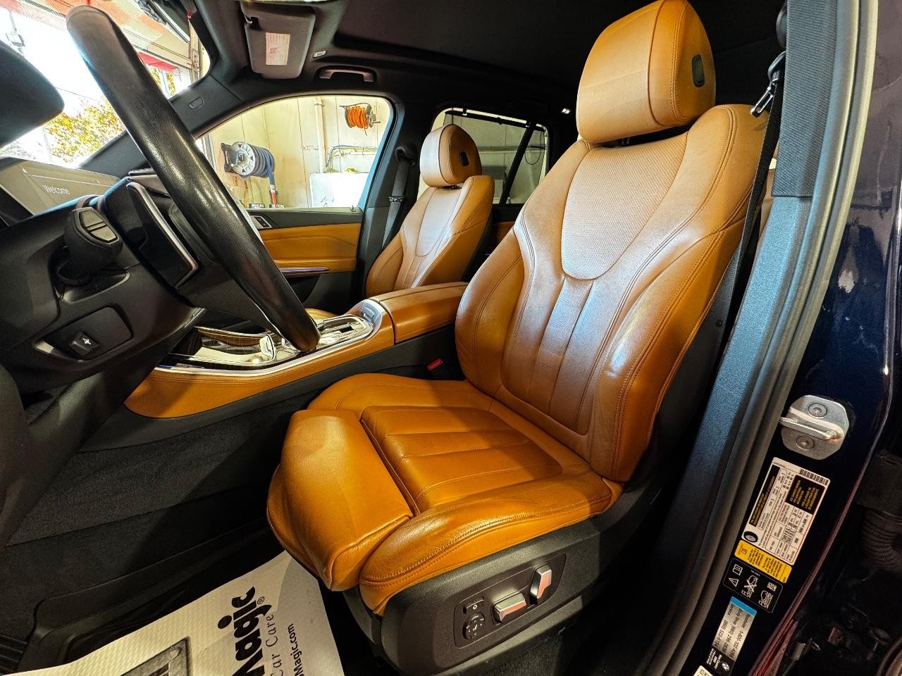 BMW X5 Vehicle Full-screen Gallery Image 15