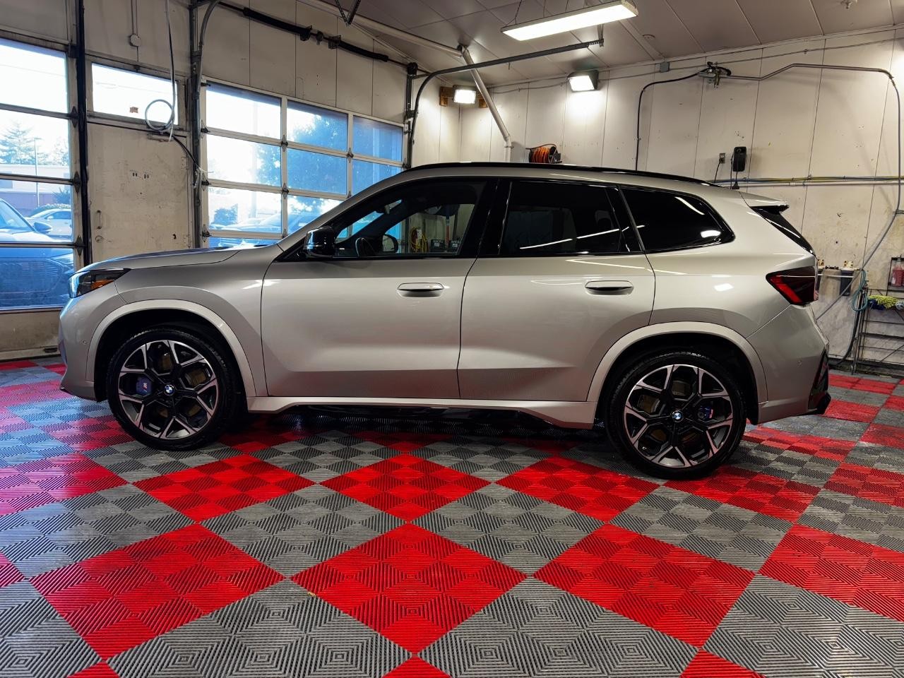 BMW X1 Vehicle Full-screen Gallery Image 04