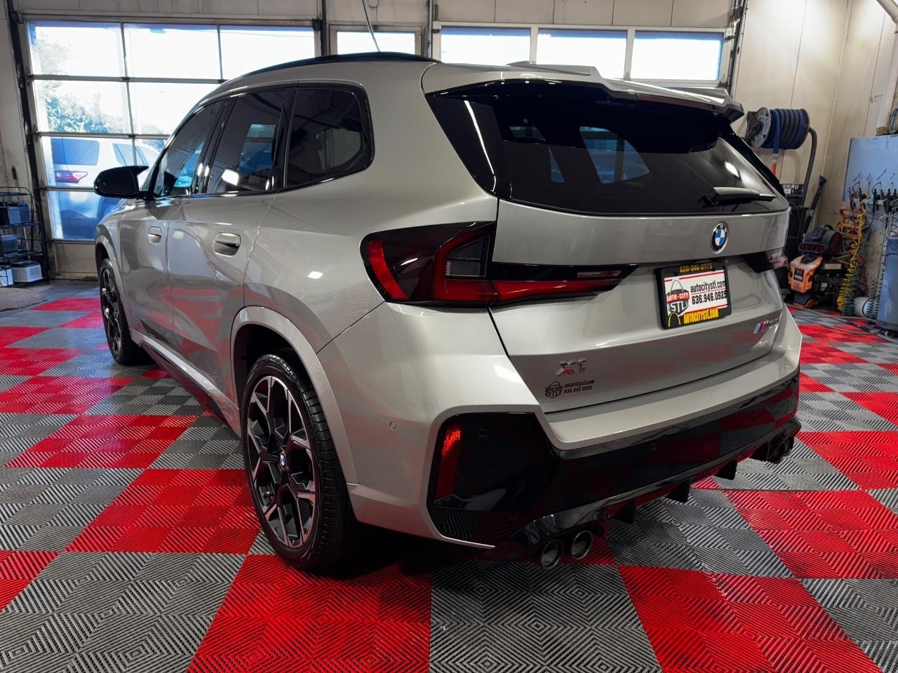 BMW X1 Vehicle Full-screen Gallery Image 05