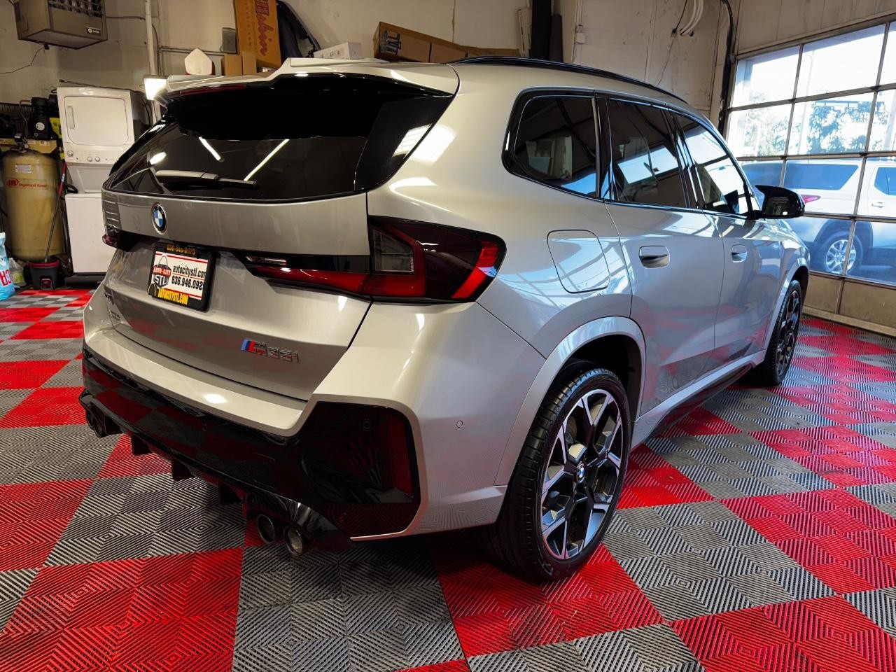 BMW X1 Vehicle Full-screen Gallery Image 08