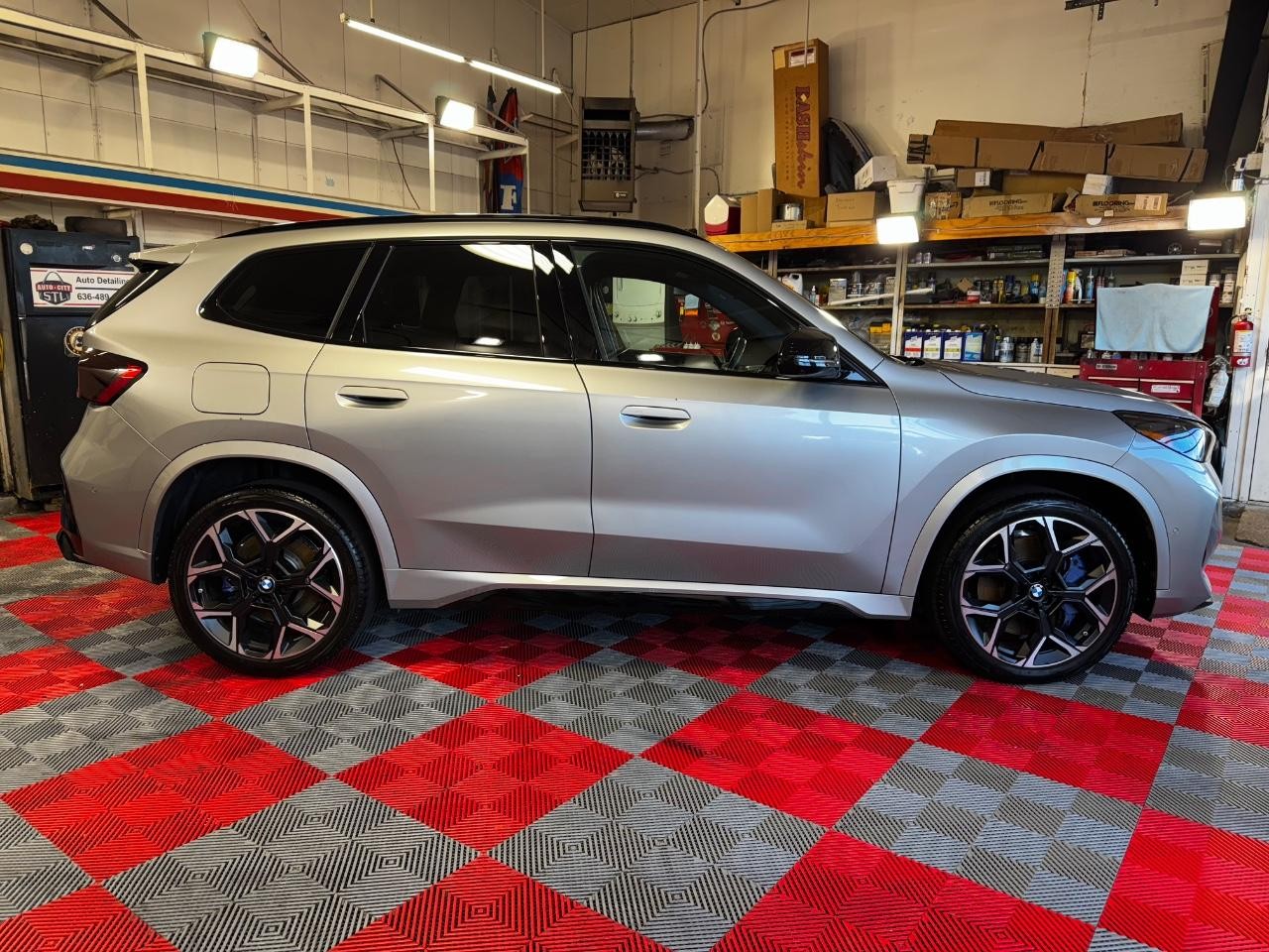 BMW X1 Vehicle Full-screen Gallery Image 09