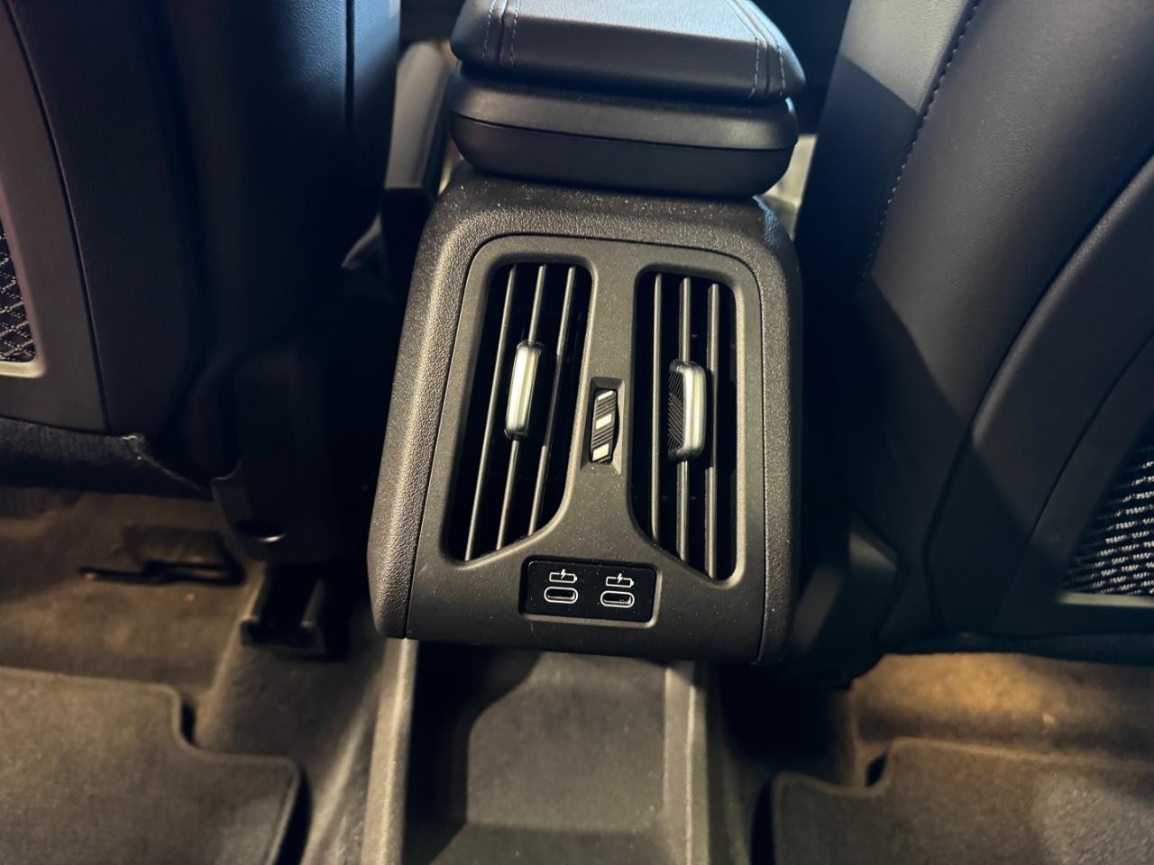 BMW X1 Vehicle Full-screen Gallery Image 14