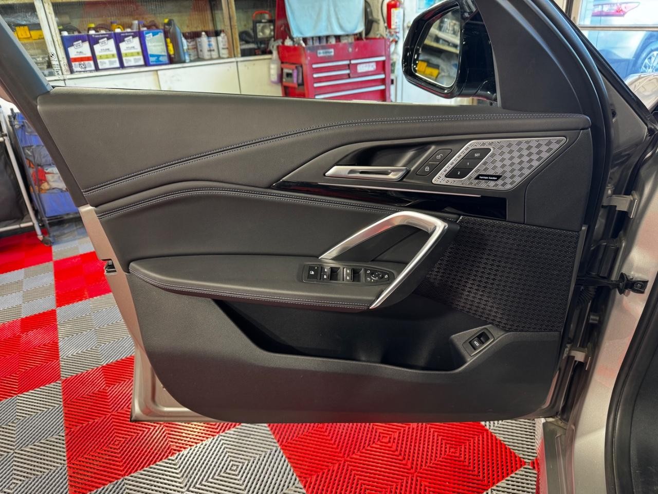 BMW X1 Vehicle Full-screen Gallery Image 15