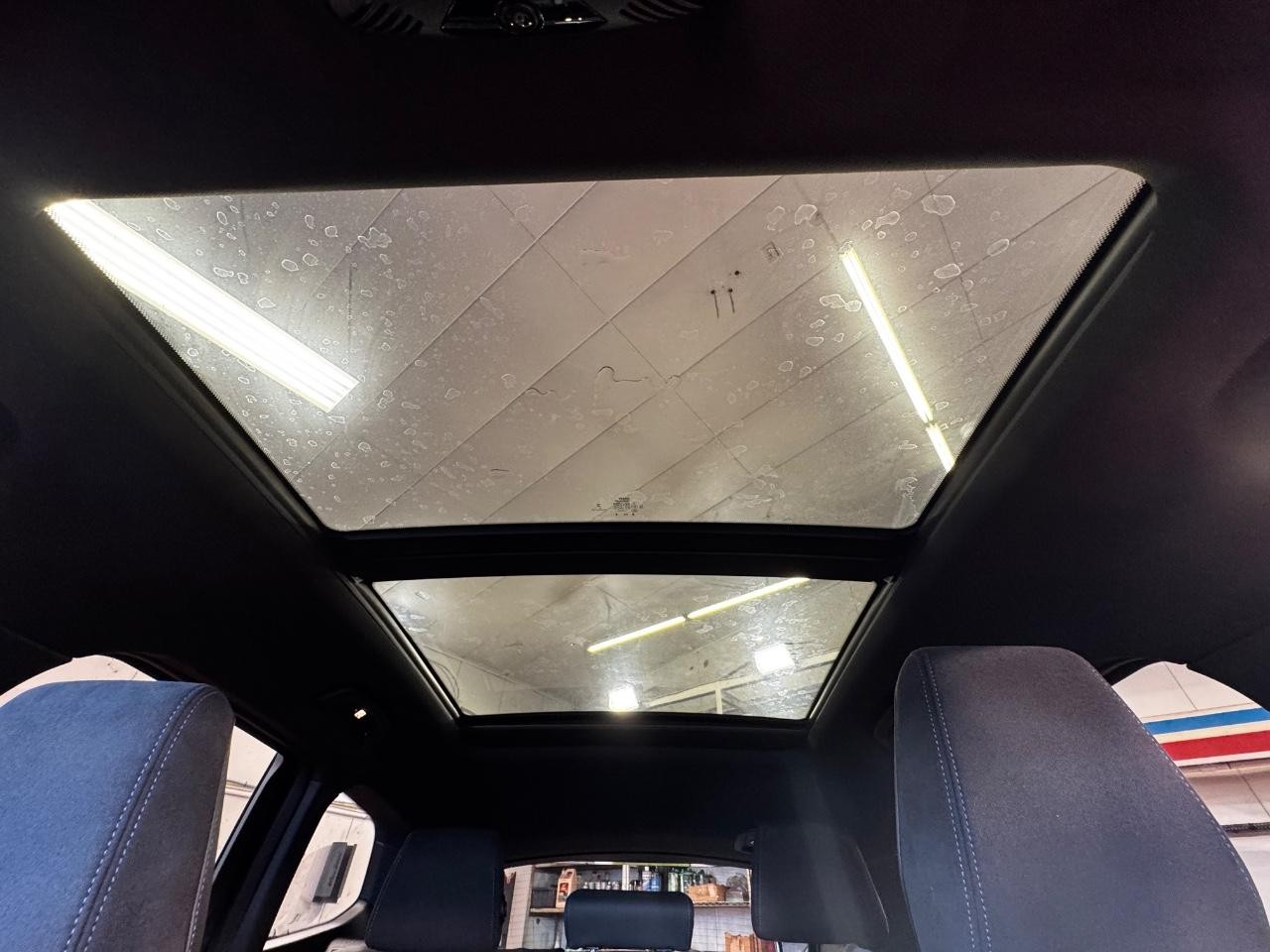 BMW X1 Vehicle Full-screen Gallery Image 23