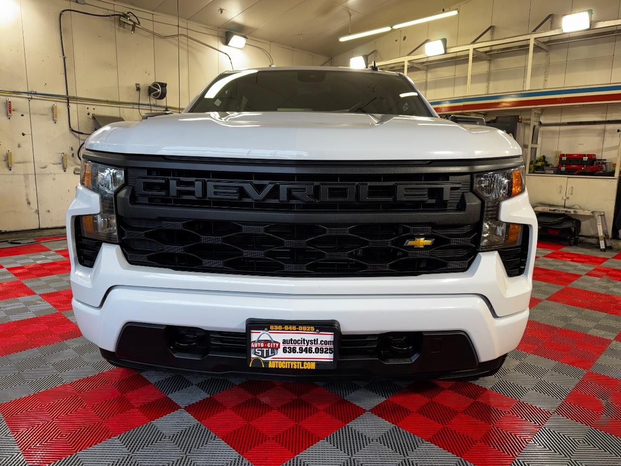 Chevrolet Silverado 1500 Vehicle Full-screen Gallery Image 02