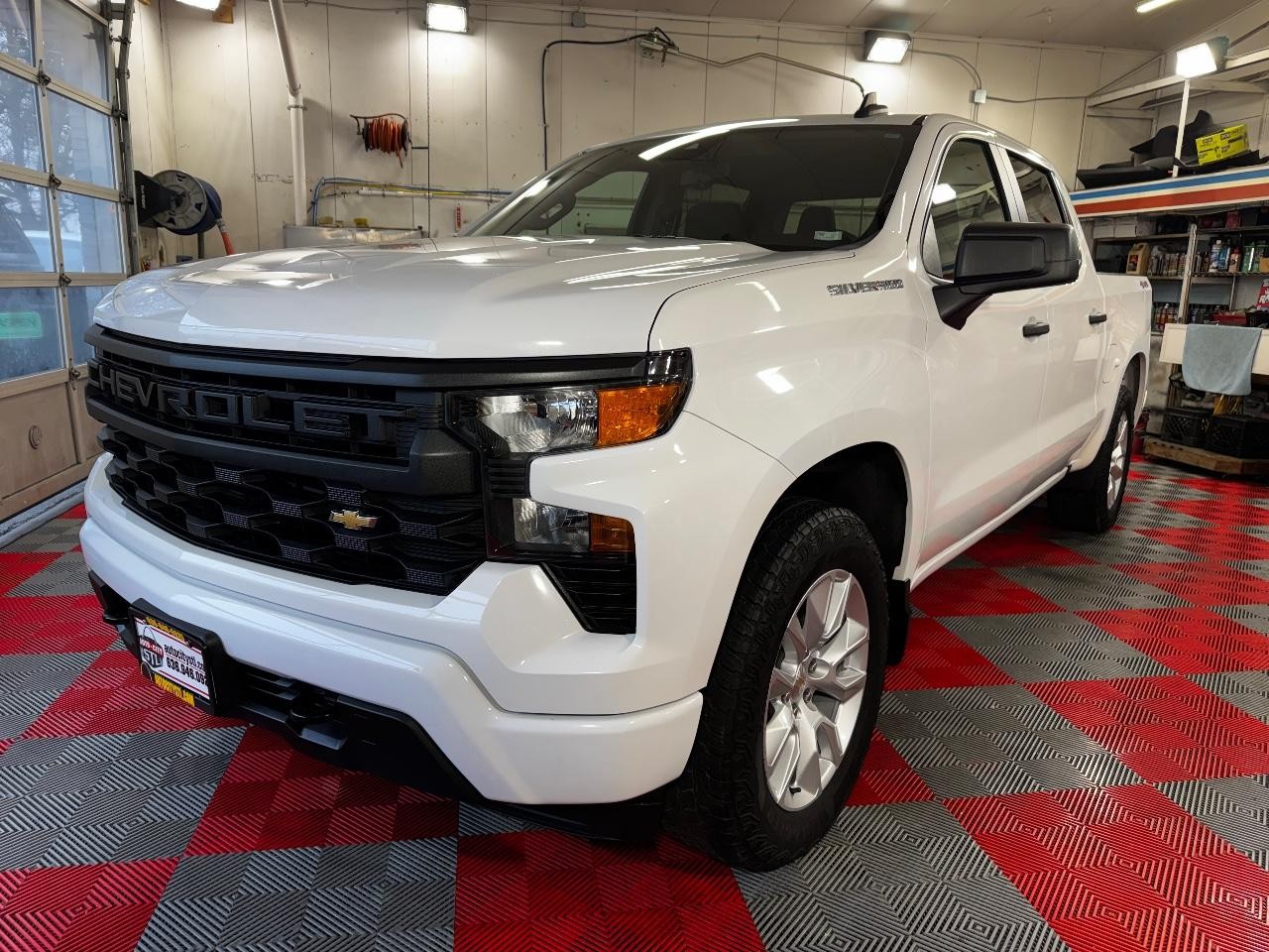 Chevrolet Silverado 1500 Vehicle Full-screen Gallery Image 03