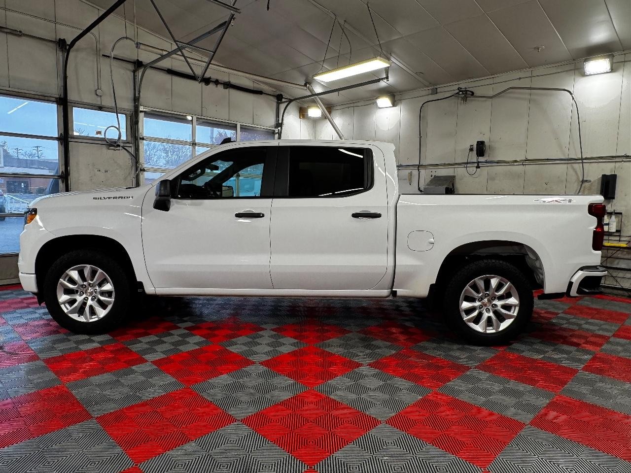 Chevrolet Silverado 1500 Vehicle Full-screen Gallery Image 04