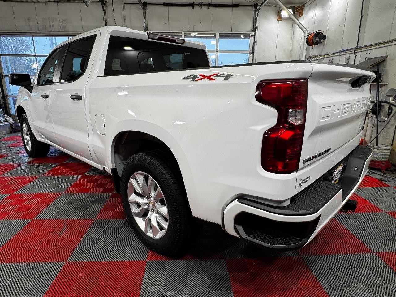 Chevrolet Silverado 1500 Vehicle Full-screen Gallery Image 05