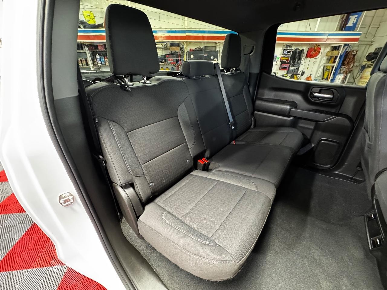 Chevrolet Silverado 1500 Vehicle Full-screen Gallery Image 10