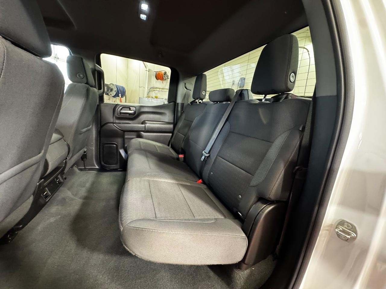 Chevrolet Silverado 1500 Vehicle Full-screen Gallery Image 12