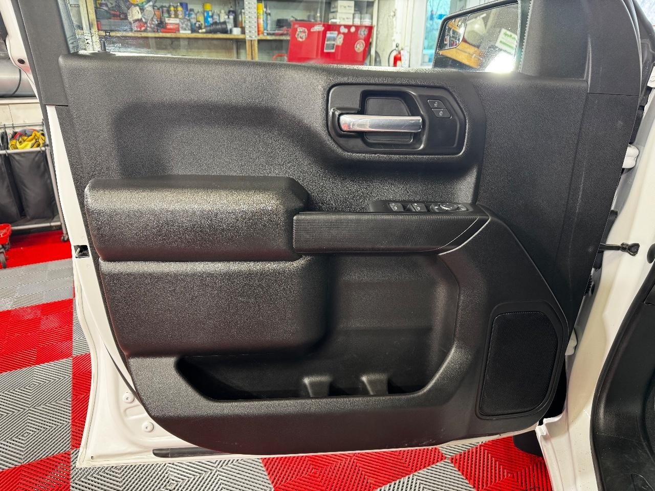 Chevrolet Silverado 1500 Vehicle Full-screen Gallery Image 13