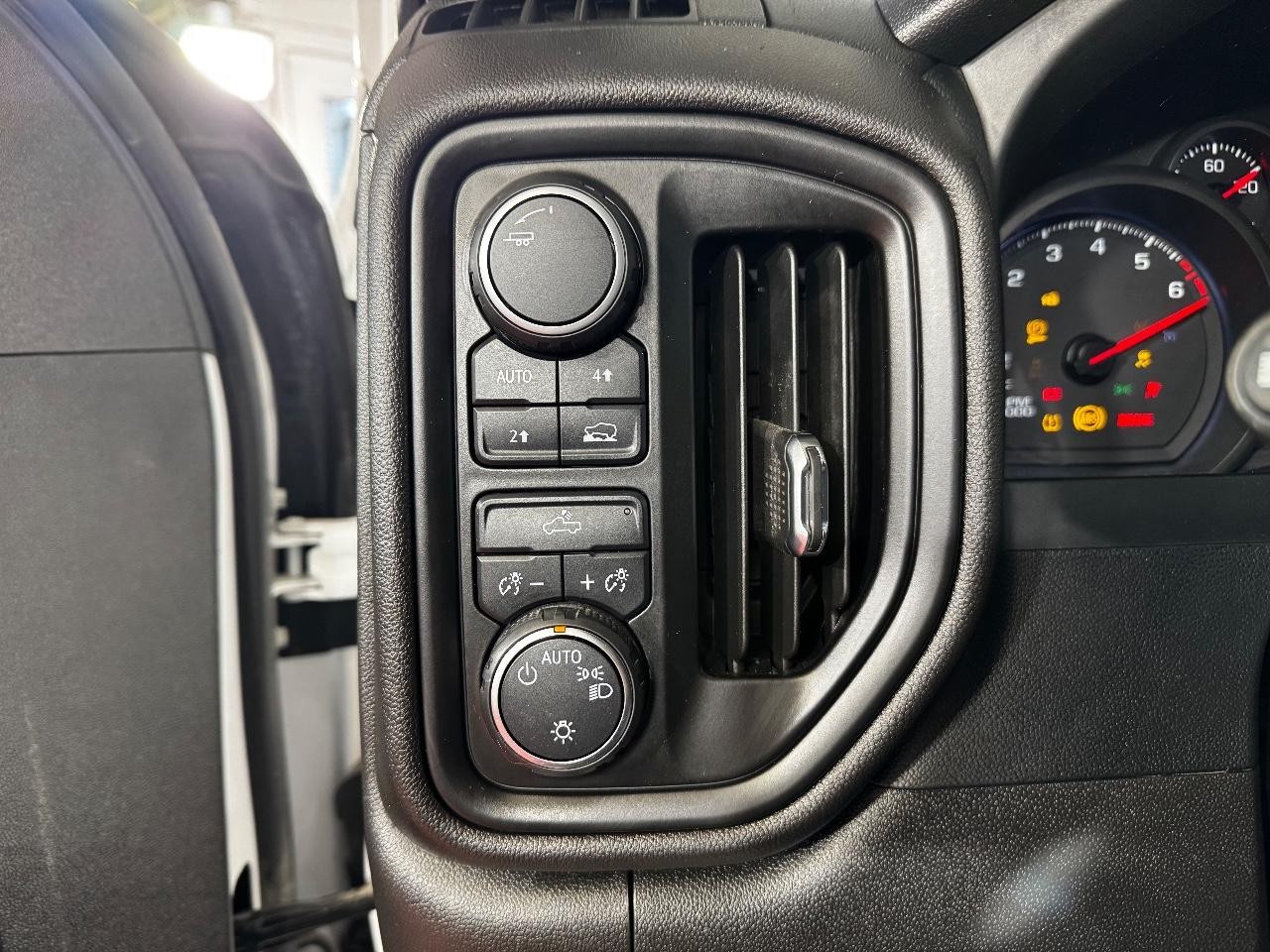 Chevrolet Silverado 1500 Vehicle Full-screen Gallery Image 15