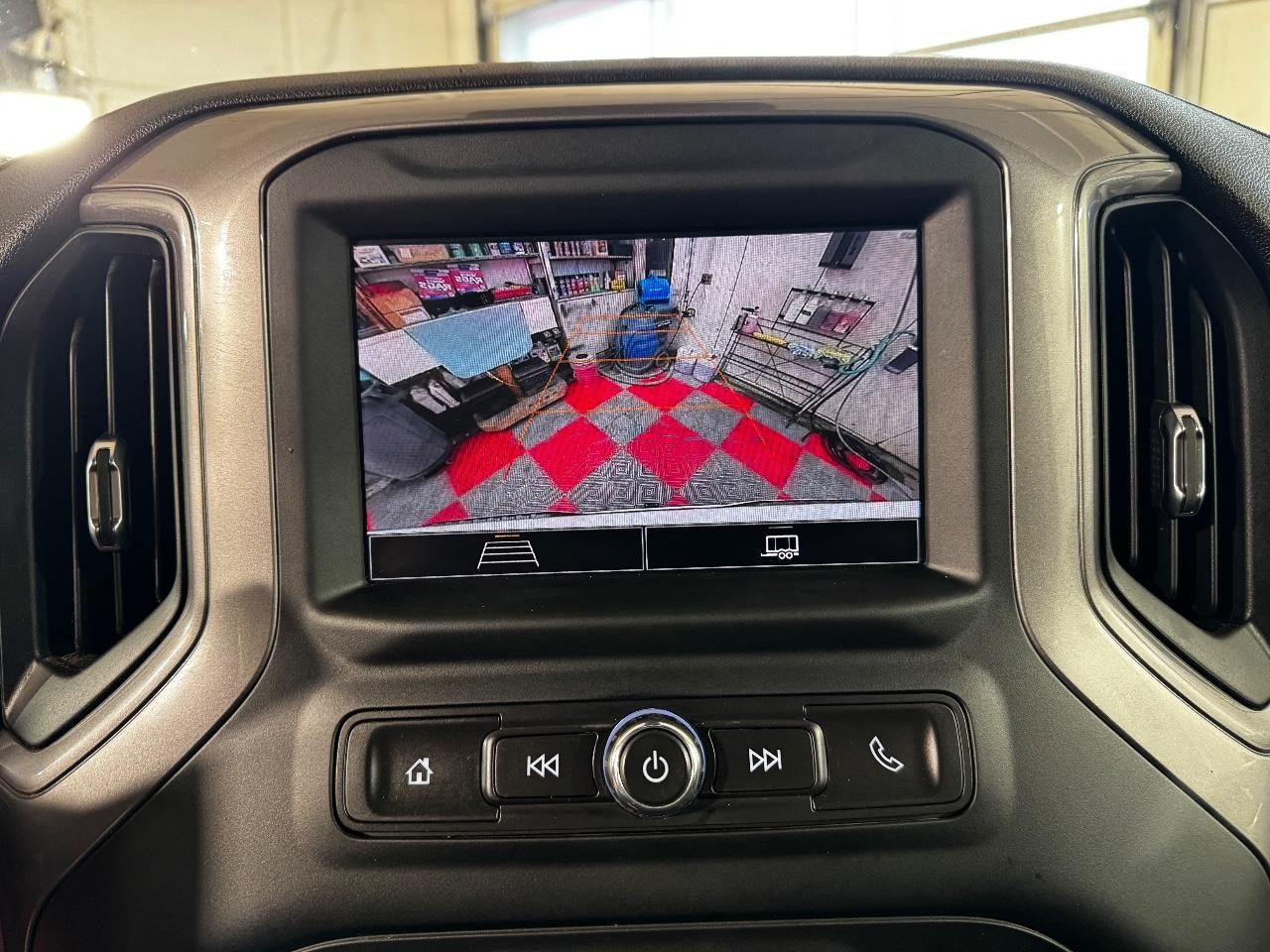 Chevrolet Silverado 1500 Vehicle Full-screen Gallery Image 21