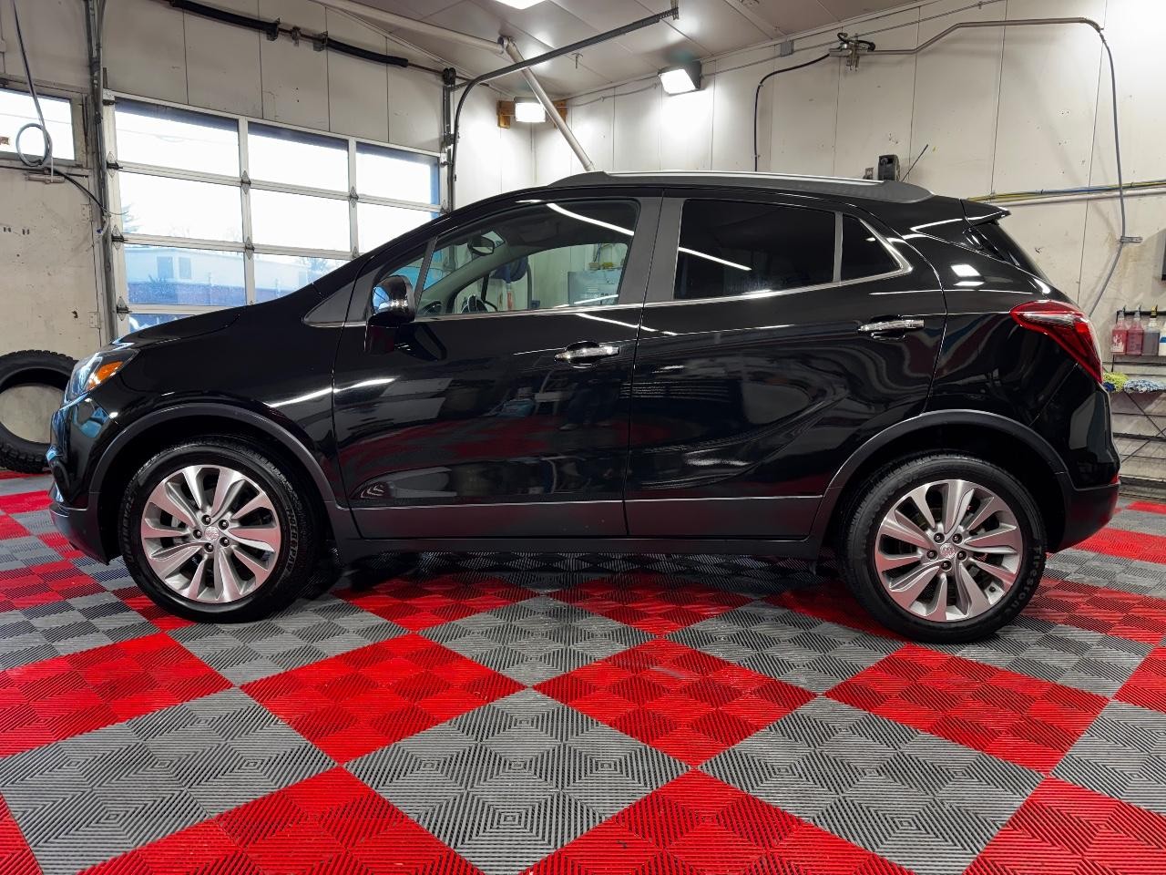 Buick Encore Vehicle Full-screen Gallery Image 04