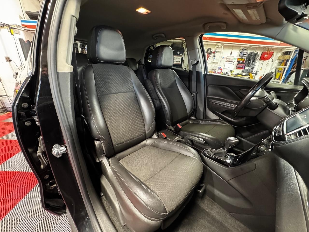 Buick Encore Vehicle Full-screen Gallery Image 09