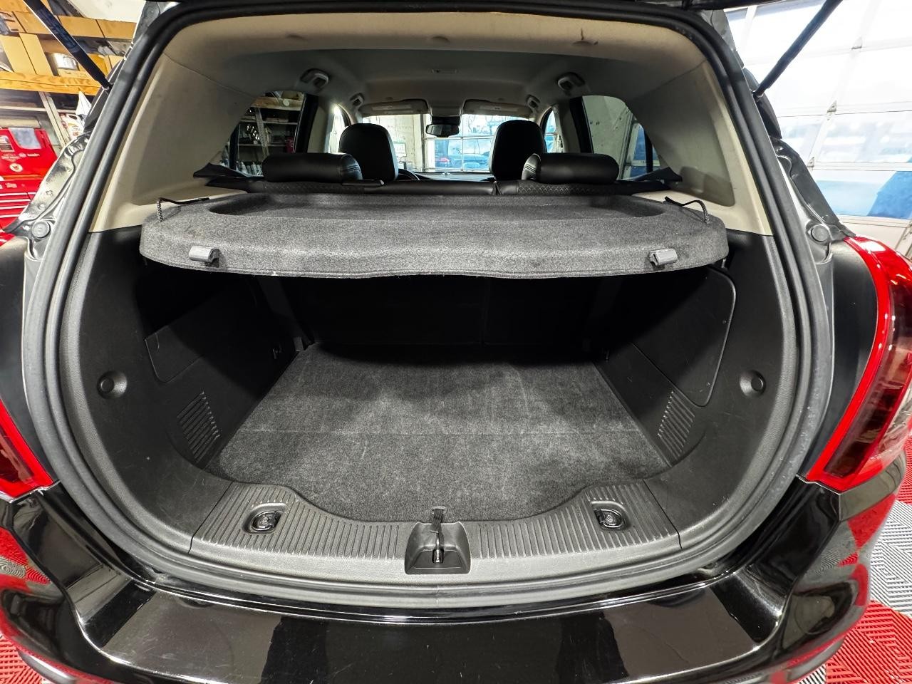 Buick Encore Vehicle Full-screen Gallery Image 11