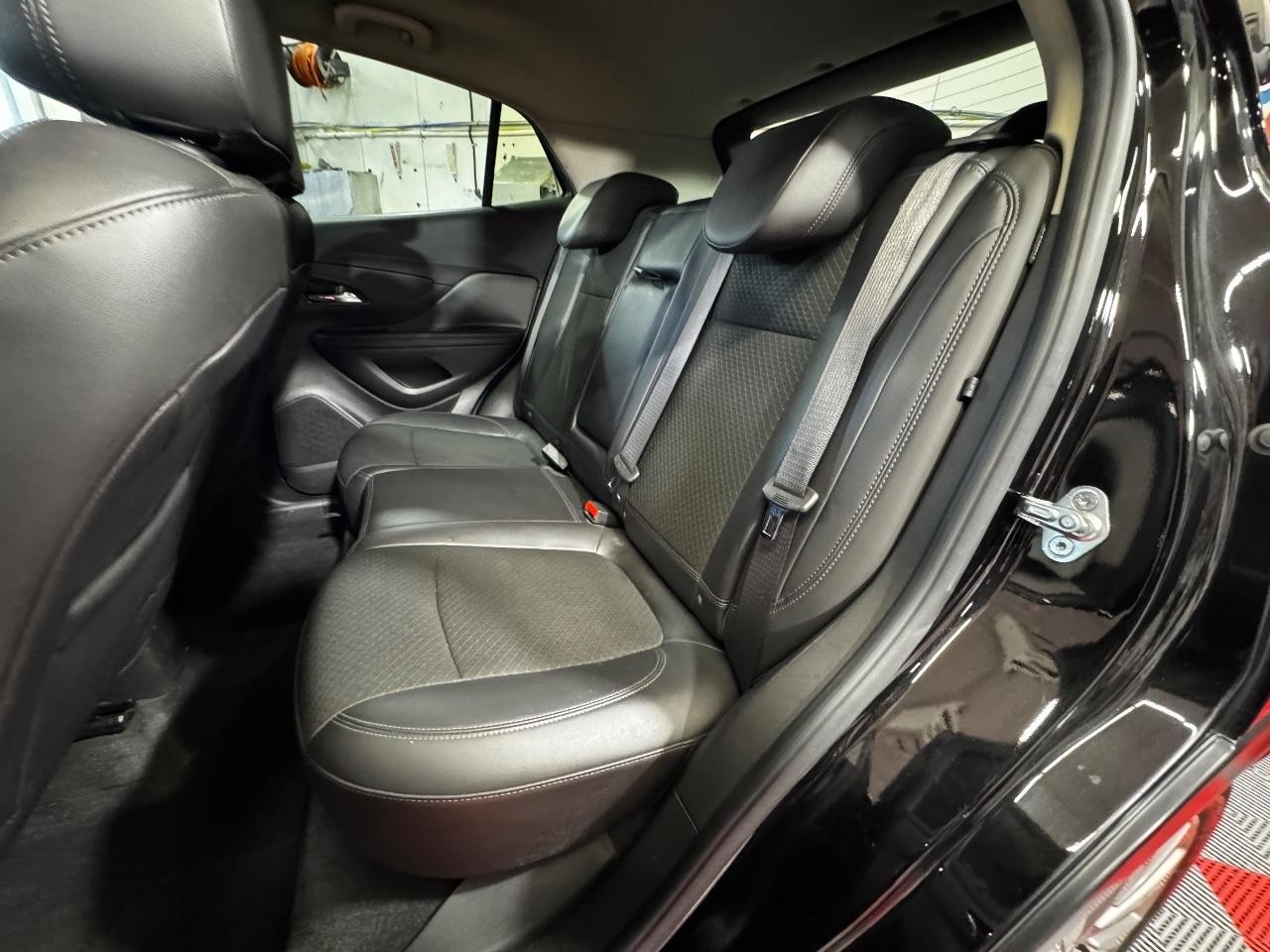 Buick Encore Vehicle Full-screen Gallery Image 12