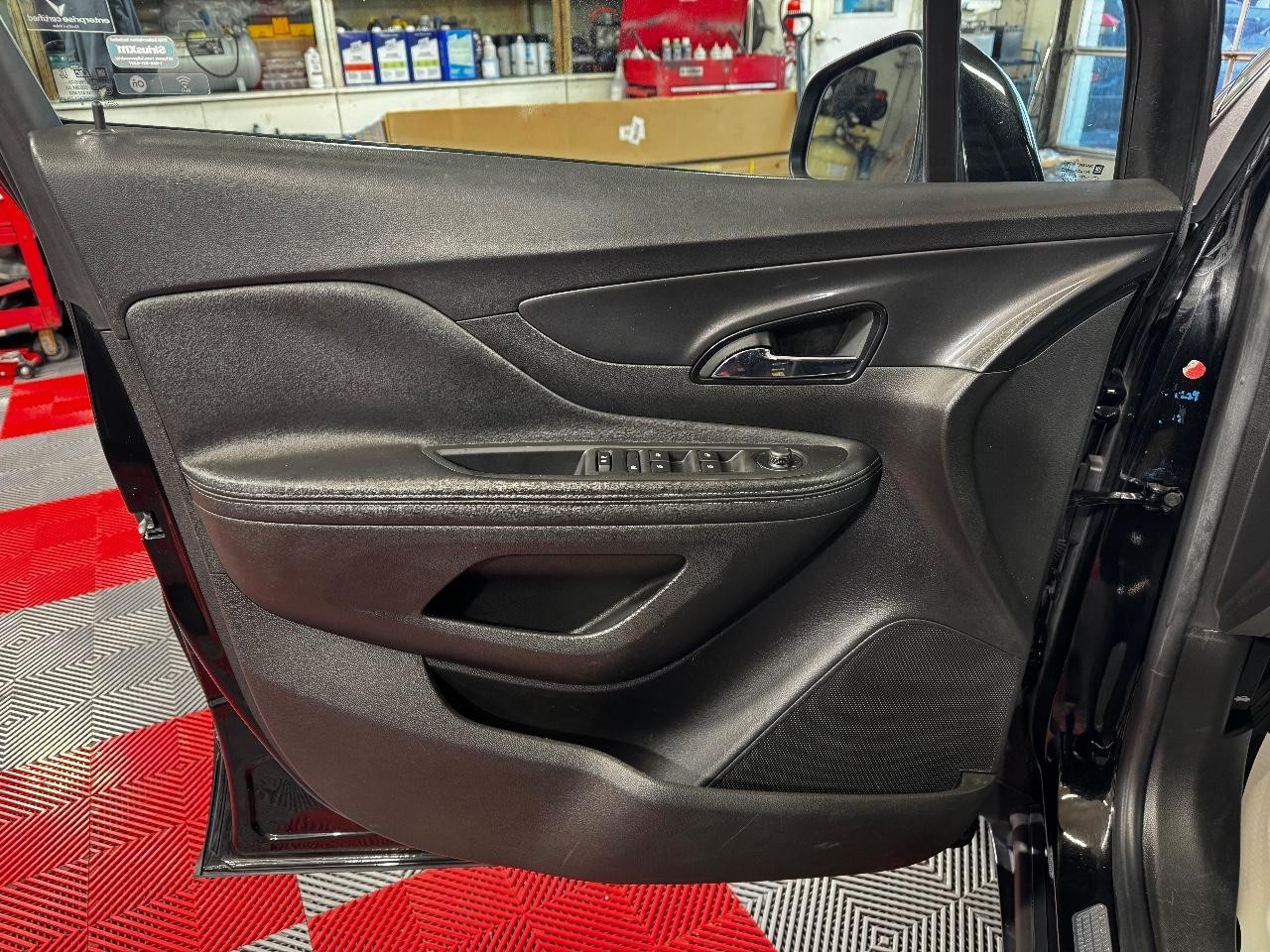 Buick Encore Vehicle Full-screen Gallery Image 13